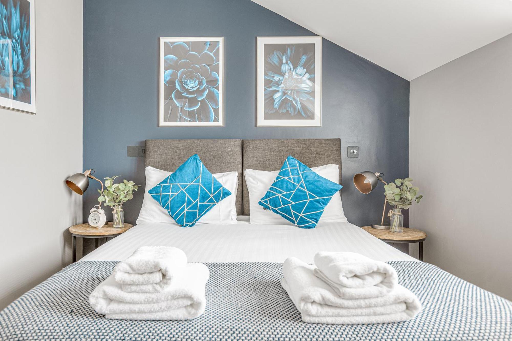 Stylish 1 Bed Apt , Central , Pkg, Perfect For Long Stays Egham Ngoại thất bức ảnh